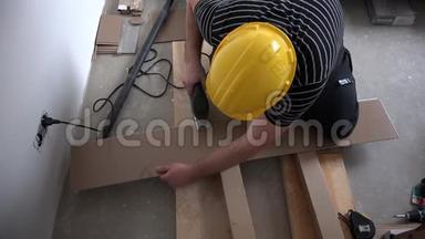 工作人员使用拼图和木层板地板